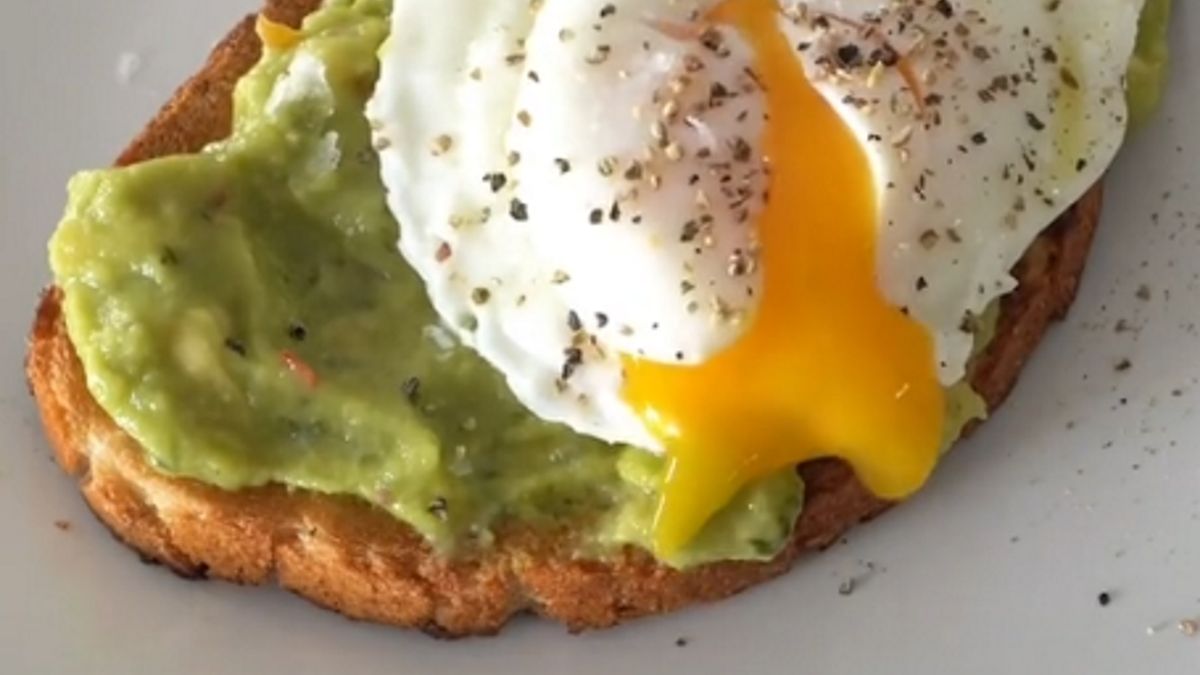 Tost z awokado i jajkiem sadzonym to pomysł na pyszne i zdrowe śniadanie. 