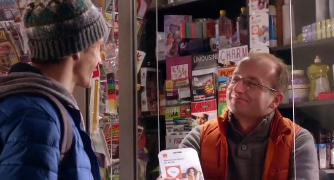 Kioskarz Robert Górski z opadającą koparą reklamuje Orange na kartę (wideo)