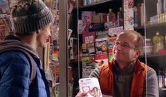 Kioskarz Robert Górski z opadającą koparą reklamuje Orange na kartę (wideo)