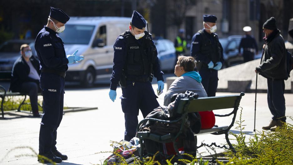 Według ostatnich wytycznych, policja ma upominać, a nie karać mandatami