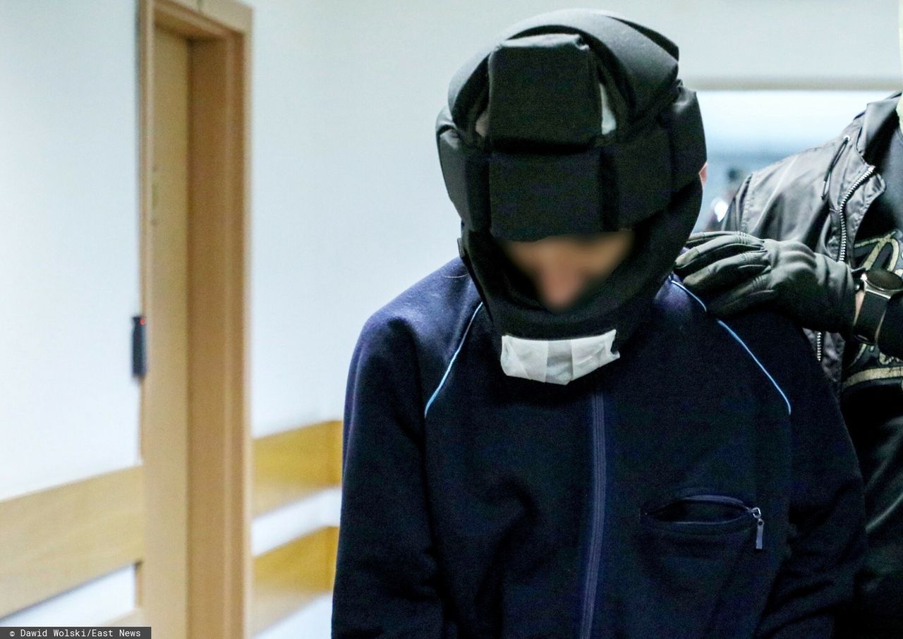Mieszko R. ugryzł policjanta, gdy zakładano mu kaftan. Nowy zarzut
