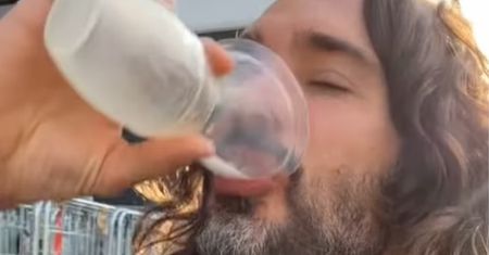 Wypił mleko z piersi swojej żony. "Nie dodawałbym tego do owsianki"