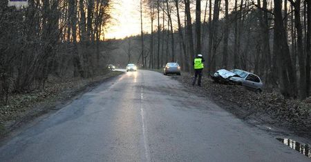 Dęblin: Nie dostosował prędkości do panujących warunków. Wjechał w drzewo