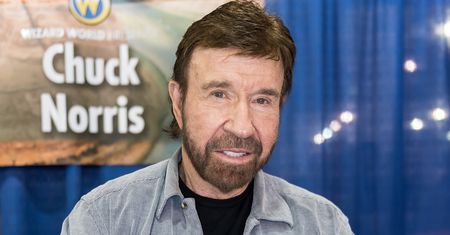 Takie powrotu się nie spodziewaliście. Chuck Norris dołącza do obsady "Zombie Plane"!