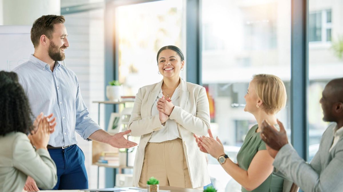 Awansowanie pracownika nie jest też łatwym zadaniem dla pracodawcy. Zanim podejmie on decyzję o tym, kogo wyróżnić, musi rozważyć wszystkie za i przeciw.