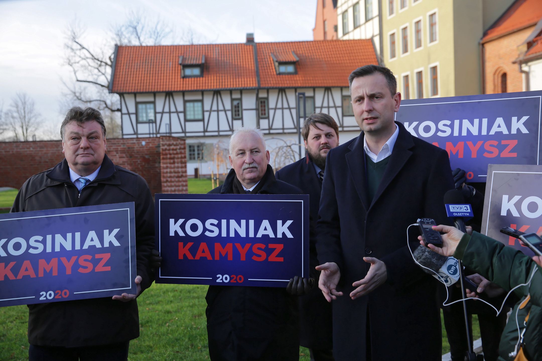 W�adys�aw Kosiniak-Kamysz, Gustaw Marek Brzezin, Witold Wr�blewskiElbl�g, 15.12.2019. Prezes Polskiego Stronnictwa Ludowego W�adys�aw Kosiniak-Kamysz (P), prezydent Elbl�ga Witold Wr�blewski (L) oraz marsza�ek woj. warmi�sko- mazurskiego Gustaw Marek Brzezin (2L) podczas konferencji prasowej, 15 bm. w Elbl�gu. Prezes PSL jest w trakcie weekedowej trasy po Polsce, kt�r� rozpocz�� swoj� wyborcz� kampani� prezydenck�. (tw/aldg) PAP/Tomasz WaszczukTomasz Waszczukkampania, konferencja prasowa, prezes, PSL, wizyta, wybory