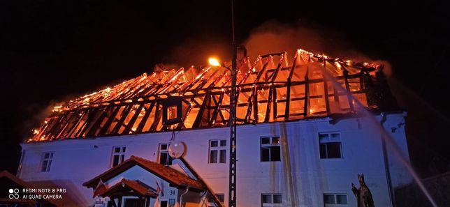 Jakubów, 04.05.2021. Gaszenie pożaru, który wybuchł w nocy z 3 na 4 bm. w zabytkowym budynku plebanii w Jakubowie w powiecie polkowickim na Dolnym Śląsku. Ogień całkowicie strawił dach budynku. Proboszcz sam opuścił zabudowanie, trafił do szpitala na obserwację. (aldg) PAP/KP PSP Polkowice 
***Zdjęcie do depeszy PAP pt. Dolnośląskie/ Pożary budynku plebanii w Jakubowie***
HANDOUT EDITORIAL USE ONLY NO SALES