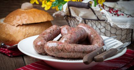 Biała kiełbasa. Jak ją kupować i jak przyrządzić?
