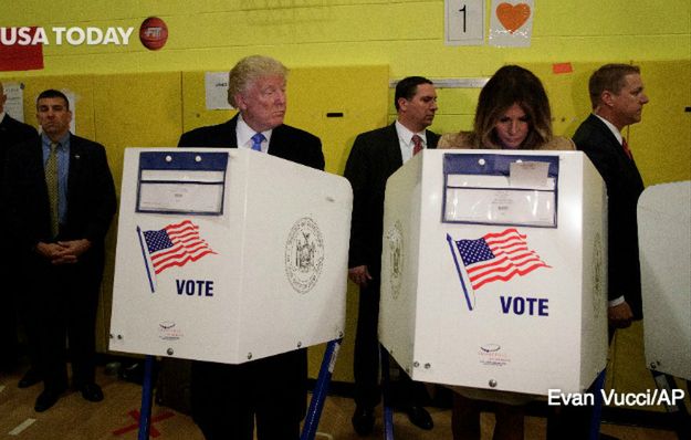 To zdjęcie z wyborów robi w sieci furorę. Donald Trump upewnia się... na kogo zagłosowała jego żona
