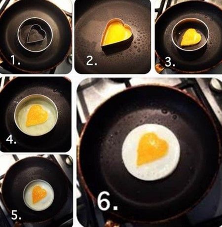 Niezapomniane śniadanie. Wystarczy, że rozdzielisz żółtko i wlejesz do formy w kształcie serca. Prawda, że proste?