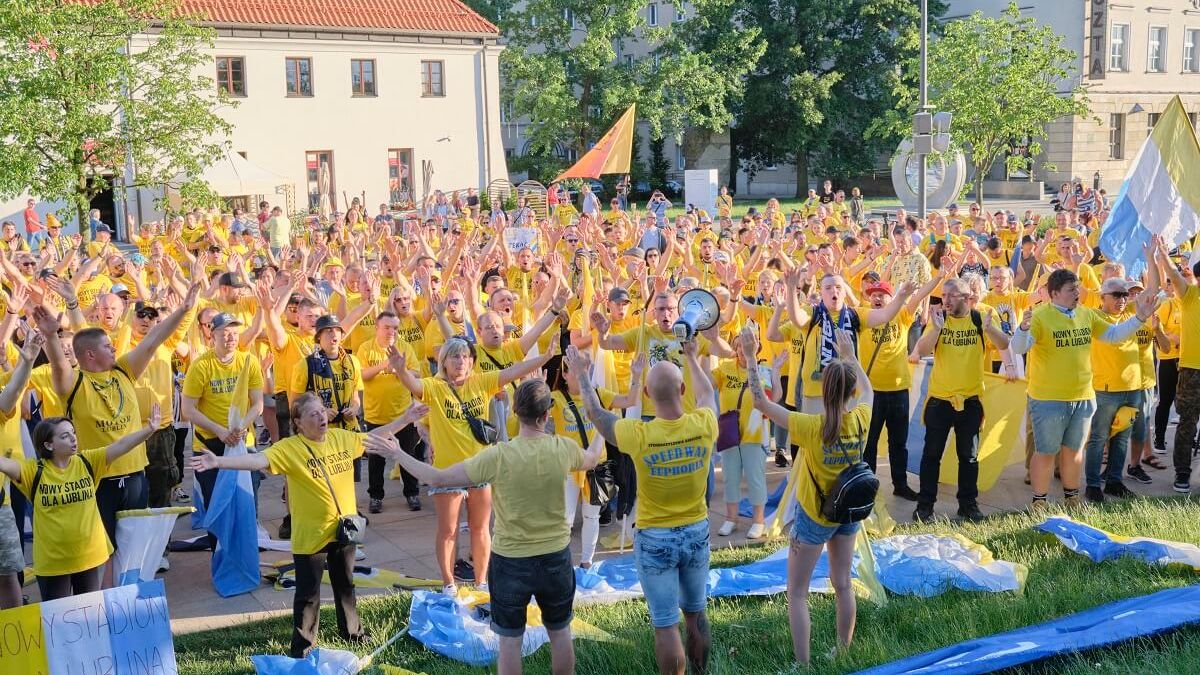 Manifestacja kibiców żużlowego Motoru Lublin na placu Litewskim