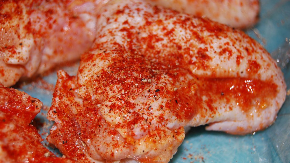 Surowe skrzydełko z kurczaka (mięso i skóra)