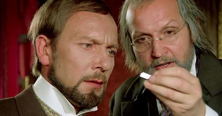 "Ta wersja najlepsza". TVP odpowiada Netfliksowi i też pokazuje "Lalkę"