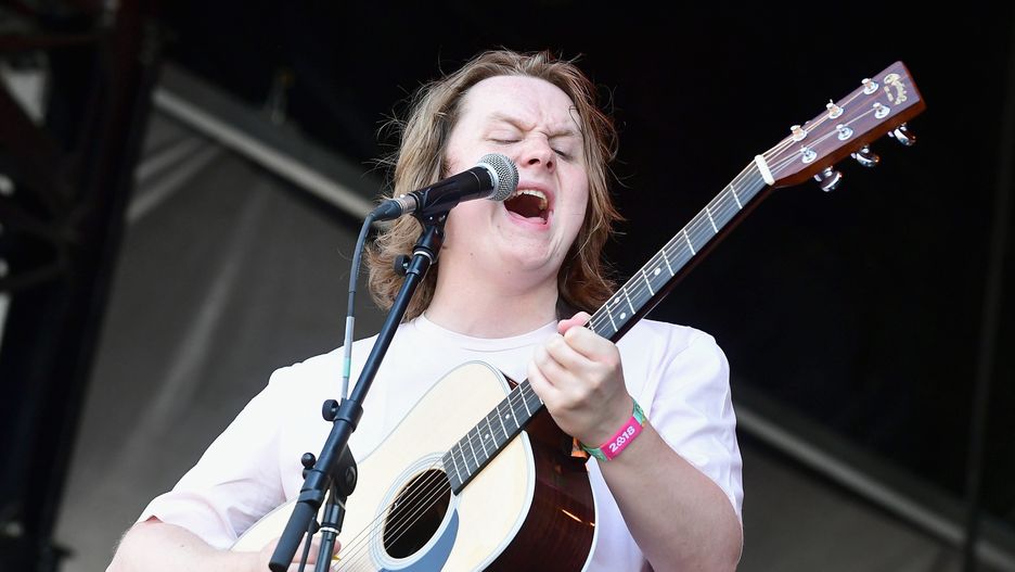 Lewis Capaldi cierpi na zespół Tourette'a