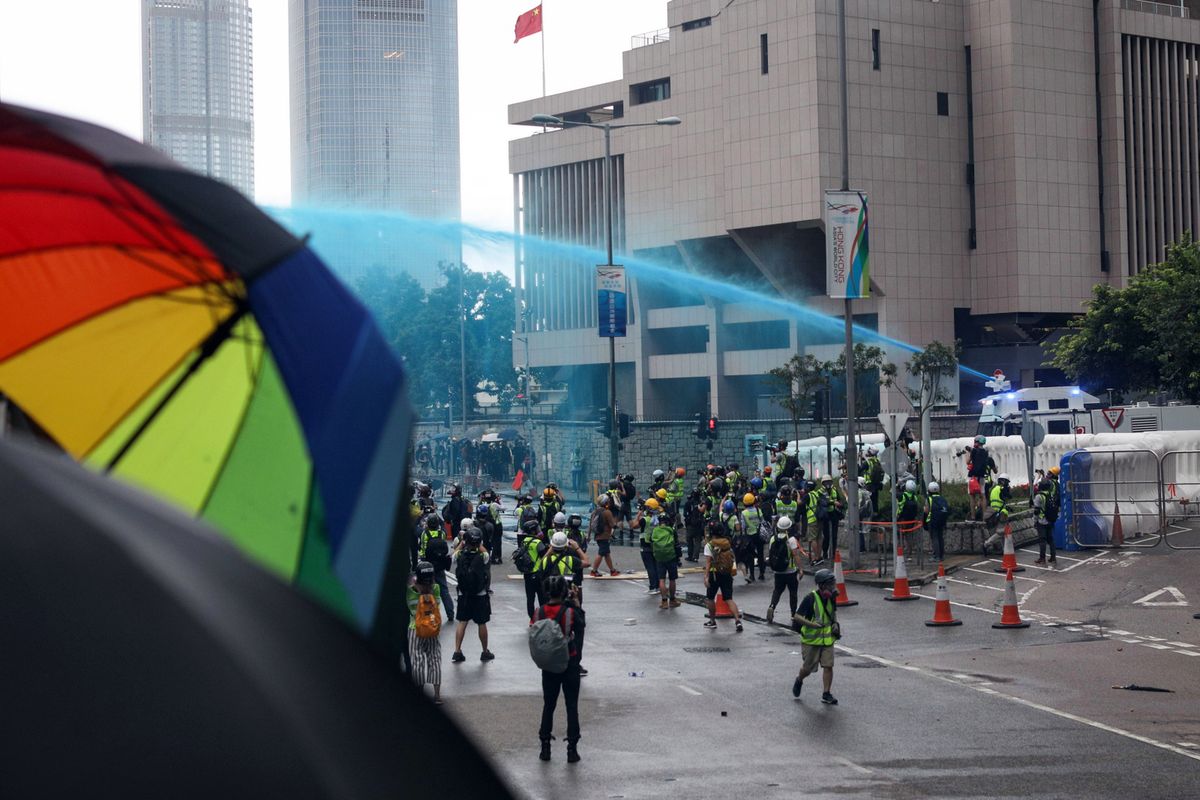 Hongkong. 13. weekend protestów. Policja bombarduje uczestników "niebieską wodą"