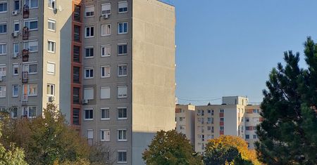 3-latka stała na parapecie okna na trzecim piętrze. Była w domu sama