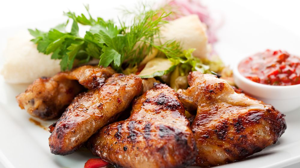 Pieczone skrzydełko z kurczaka (mięso i skóra)