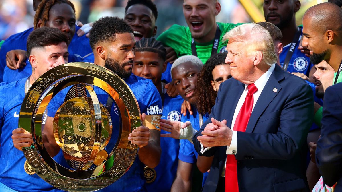 Getty Images / Chris Brunskill/Fantasista / Na zdjęciu: Donald Trump z piłkarzami Chelsea po finale Klubowych Mistrzostw Świata