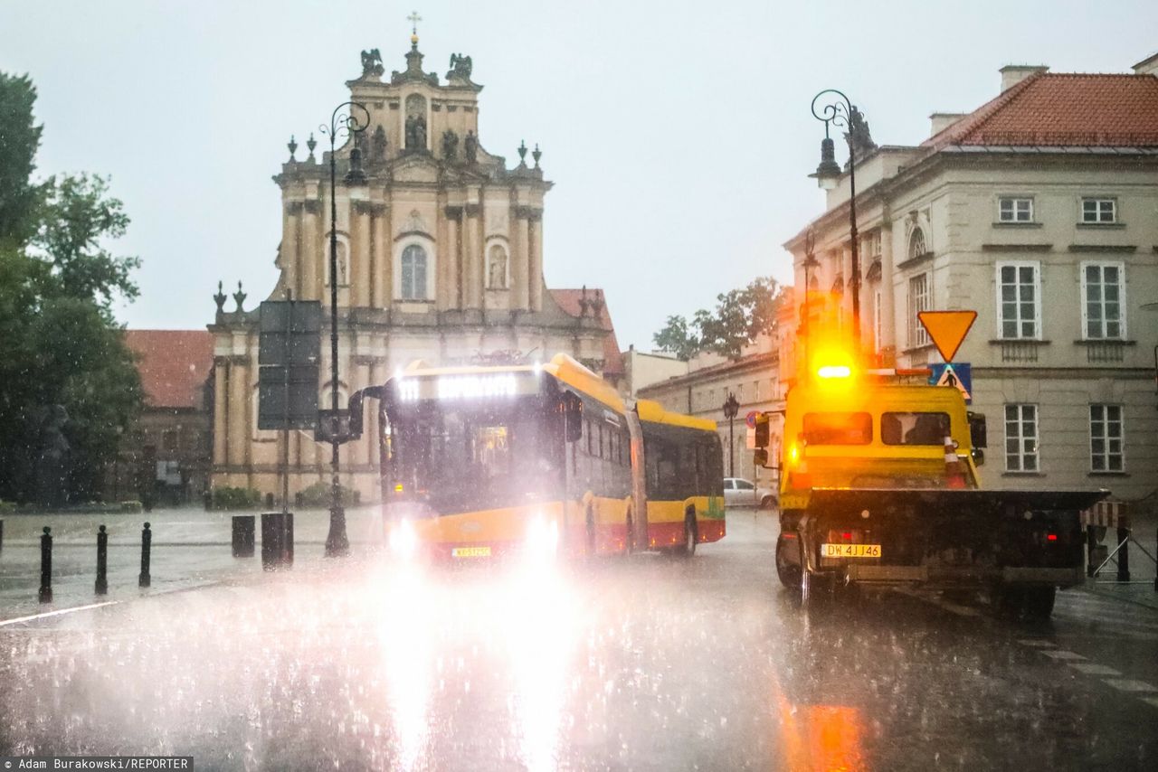 Gwałtowne burze nad Warszawą. Stolica w deszczu