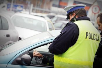 Milicz: Kompletnie pijana 46-latka chciała jeździć autem po Rynku. Zatrzymał ją policjant po cywilnemu