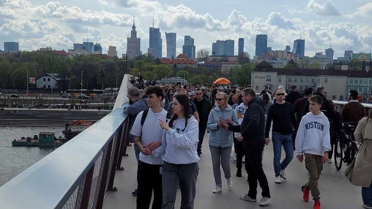 Mnóstwo osób było na kładce w sobotę.