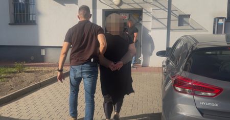 Dziwne zachowanie 21-latka przy bankomacie. Zatrzymano trzy osoby