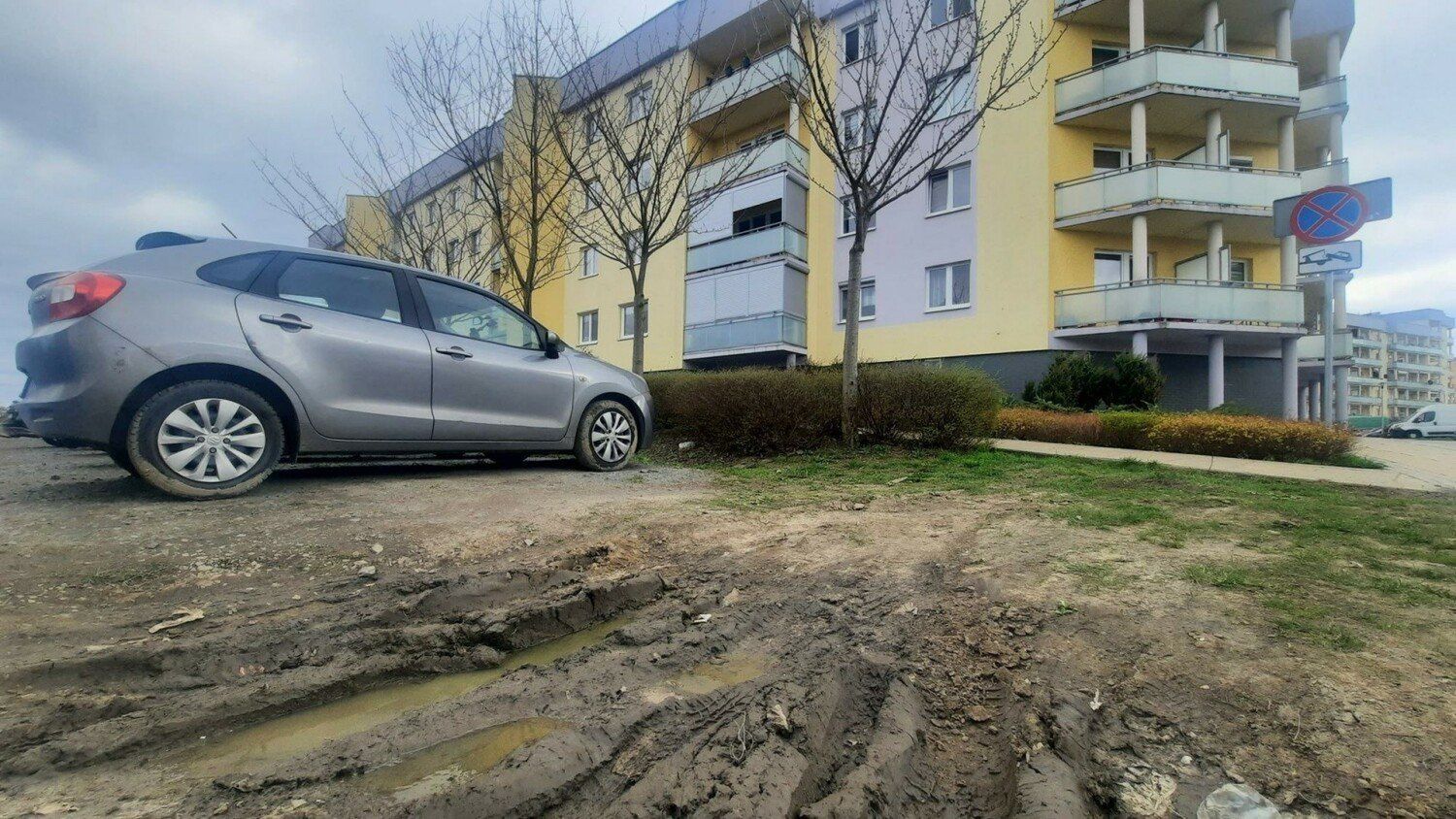 Część ulicy Okulickiego to dziś... zwykła droga gruntowa.