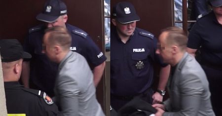 Policjanci prowadzą Dariusza K. do sądu!