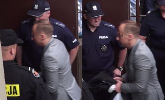 Policjanci prowadzą Dariusza K. do sądu!