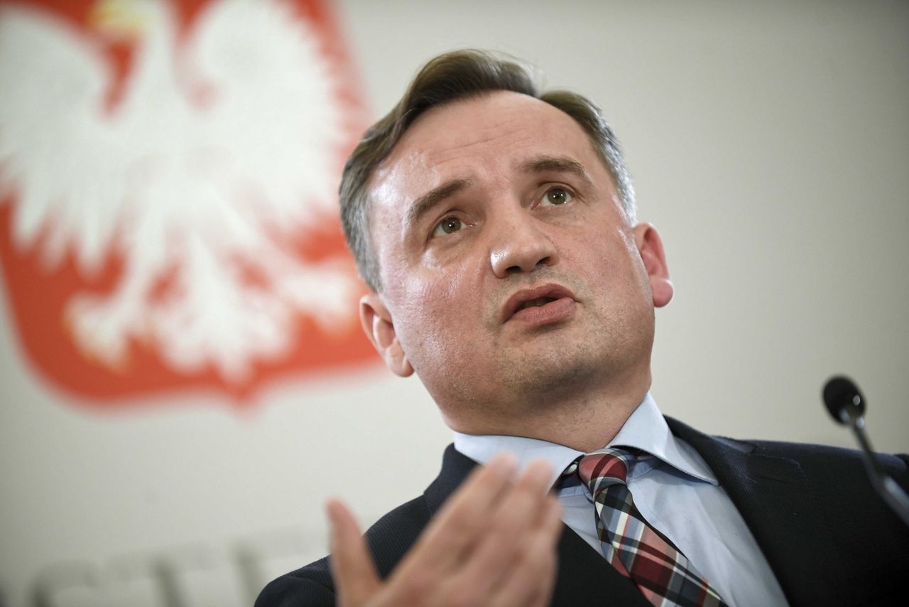  - Wkraczanie organów UE coraz głębiej w obszar kompetencji polskich władz trąci duchem kolonialnym i jest nie do przyjęcia - mówi Ziobro.