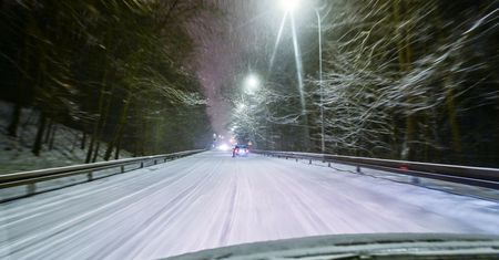Śnieg zaskoczył wszystkich i zablokował drogę. Co dalej z pogodą?