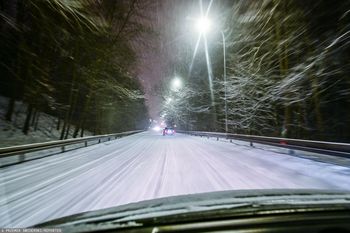 Zima znów zaskoczyła kierowców. Wiemy, czy nadal będzie padać
