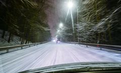 Śnieg zaskoczył wszystkich i zablokował drogę. Co dalej z pogodą?