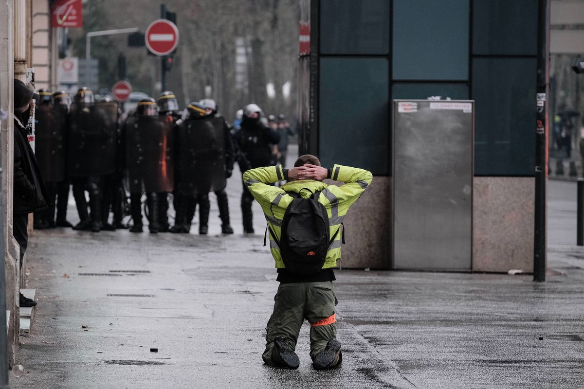 Przerażające sceny w Paryżu. Protestującemu urwało rękę