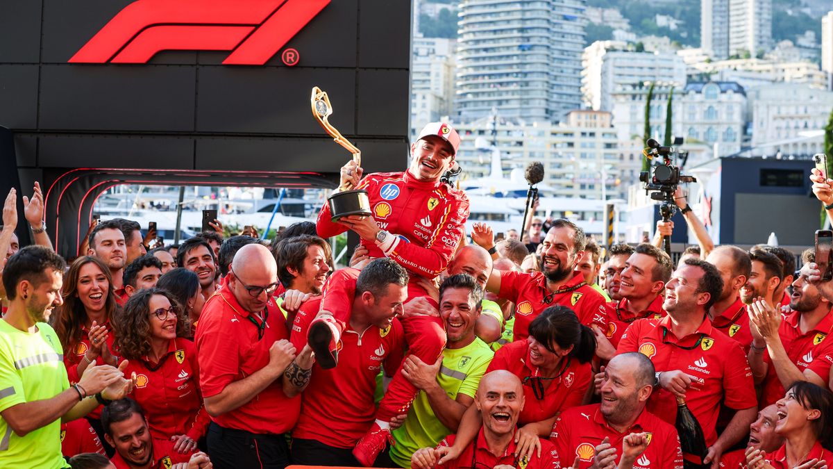 Zdjęcie okładkowe artykułu: Materiały prasowe / Ferrari / Na zdjęciu: Charles Leclerc po wygranej w GP Monako