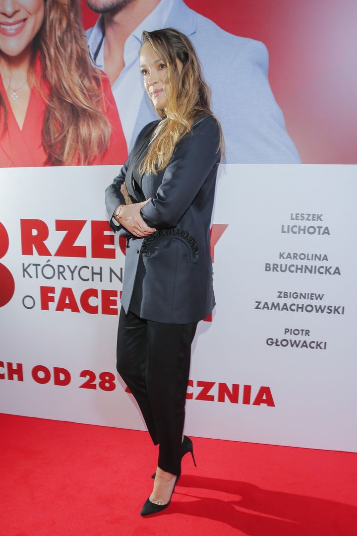 Alicja Bachleda-Curuś zasłania brzuch na premierze