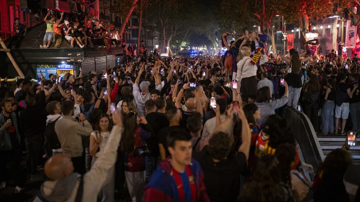 Getty Images / Na zdjęciu: świętujący kibice FC Barcelony