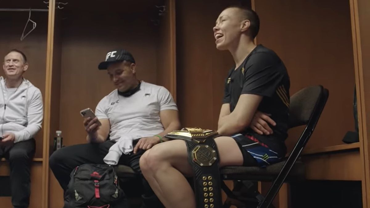 Rose Namajunas z trenerami po walce z Weili Zhang na UFC 261