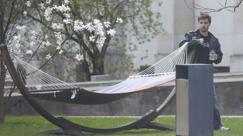 Maciej Musiał i relaks pod magnolią