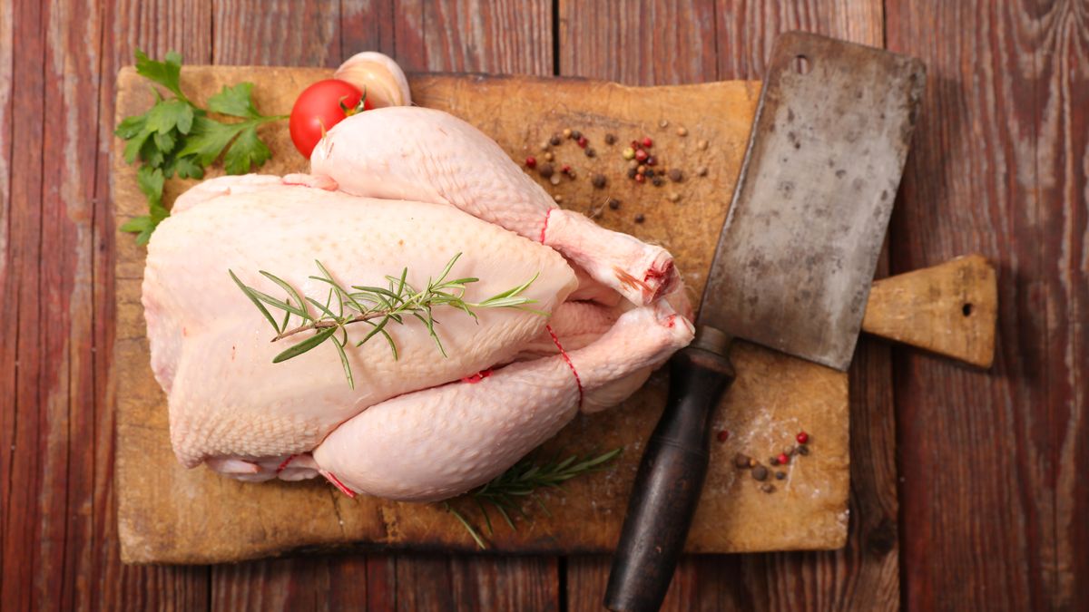 Surowy kurczak do pieczenia (mięso, skóra, podroby, szyja)