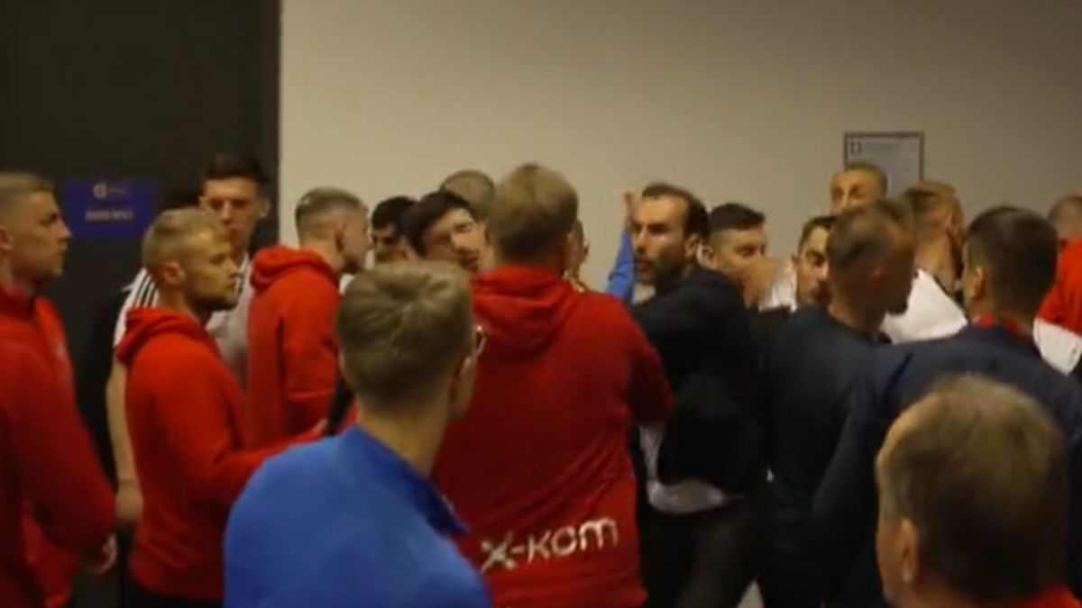 Zdjęcie okładkowe artykułu: Twitter / Polsat Sport / Na zdjęciu: spięcie piłkarzy Legii i Rakowa w tunelu prowadzącym do szatni, po finale Pucharu Polski