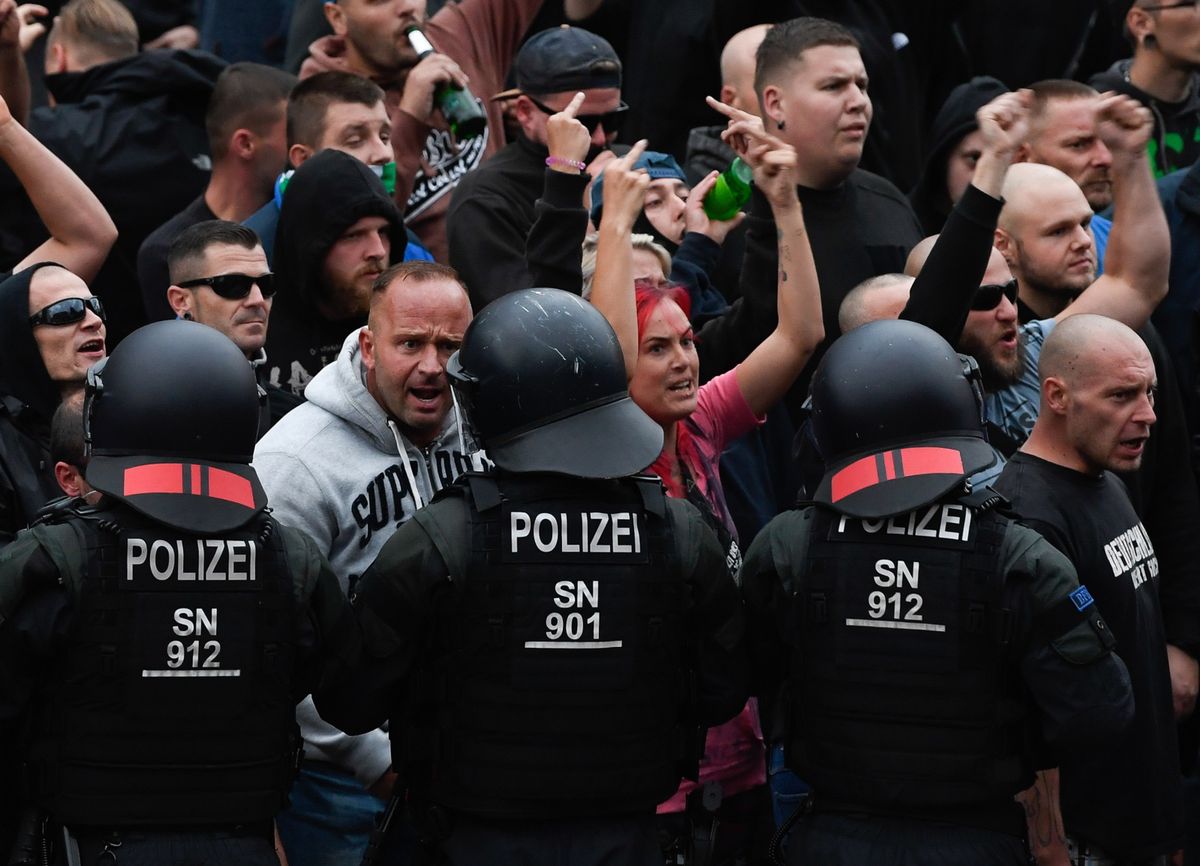 Chemnitz. W Niemczech zamieszki po zabójstwie 35-latka, masowy atak na imigrantów