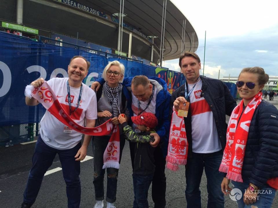 Ks. Kazimierz Sowa (pierwszy od lewej) i Tomasz Lis na EURO 2016 we Francji