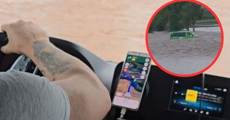 Wjechał na zalaną drogę busem. Gwałtowny nurt porwał pojazd
