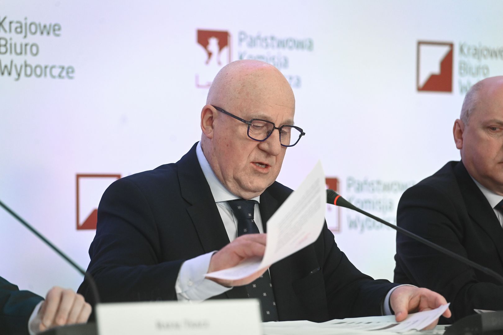 Sylwester Marciniak
Warszawa, 18.05.2025. Wybory prezydenta RP - I tura. Przewodnicz�cy Pa�stwowej Komisji Wyborczej Sylwester Marciniak podczas I konferencji PKW, 18 bm. w Warszawie. Rozpocz�o si� g�osowanie w I turze wybor�w prezydenta RP. Do jego zako�czenia obowi�zuje cisza wyborcza. (mr) PAP/Piotr Nowak
Piotr Nowak
g�osowanie, I, I tura, konferencja, pa�stwowa komisja wyborcza, pierwsza, pkw, prezydenckie, prezydenta rp, wybory