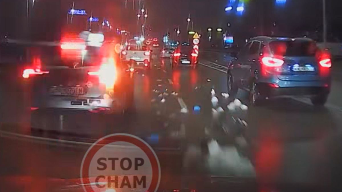 Nagranie z Warszawy. Jego auto zaczęło sunąć po drodze.