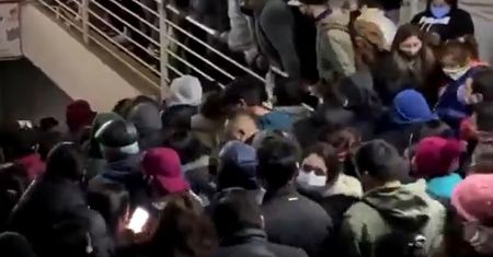 W Chile znieśli restrykcje. "Ludzkie tsunami" w centrum handlowym