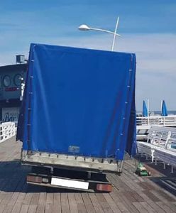 Wjechał na molo, zawisł na zderzaku. Absurd w Pucku