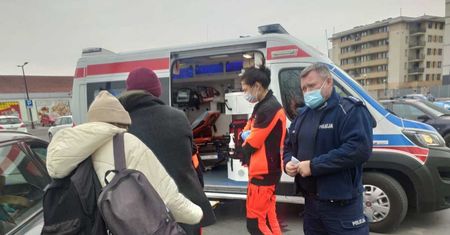 Podbiegła do polskiego policjanta. To stało się potem