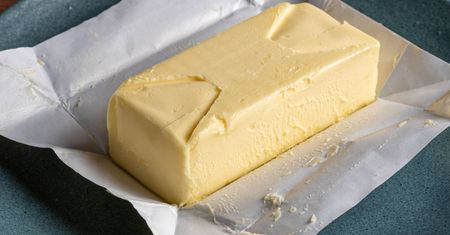 Chowa papierki po maśle. Sprytne, do czego je wykorzystuje